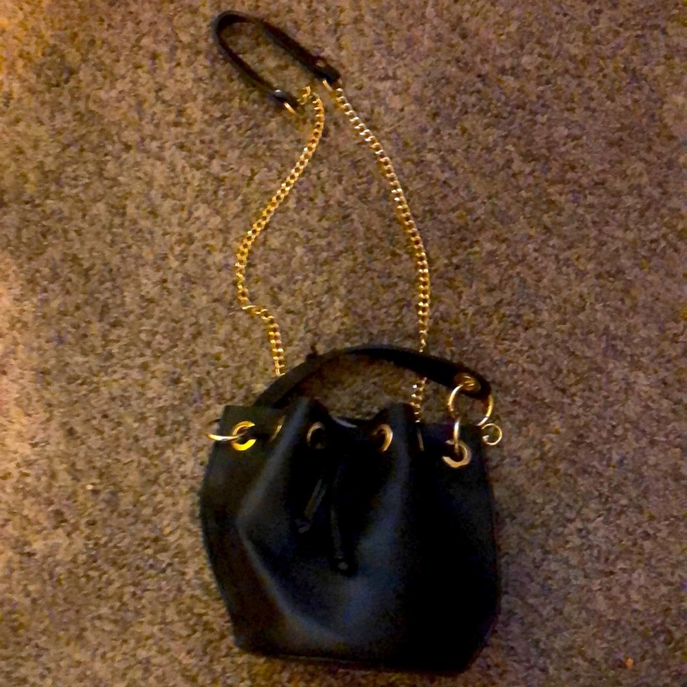 Black draw-string crossbody handbag from Diva’s bag